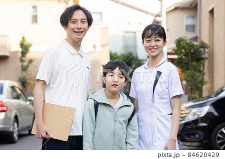 住宅街に立つ医療従事者と子供 84620429