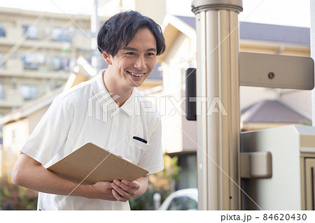 住宅街に立つ医療従事者 84620430