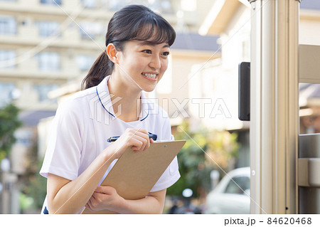 住宅街に立つ医療従事者 84620468