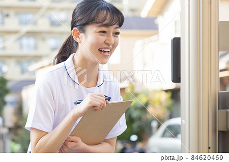 住宅街に立つ医療従事者 84620469