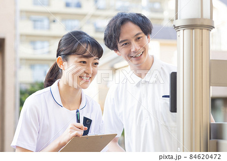 住宅街に立つ医療従事者 84620472