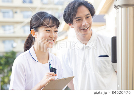 住宅街に立つ医療従事者 住宅街に立つ医療従事者 84620476