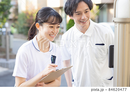 住宅街に立つ医療従事者 84620477