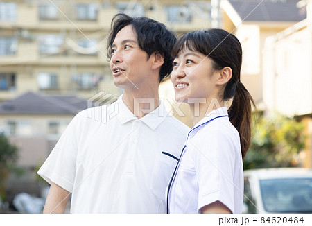 住宅街に立つ医療従事者 84620484