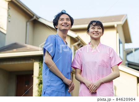 住宅街に立つ医療従事者 84620904