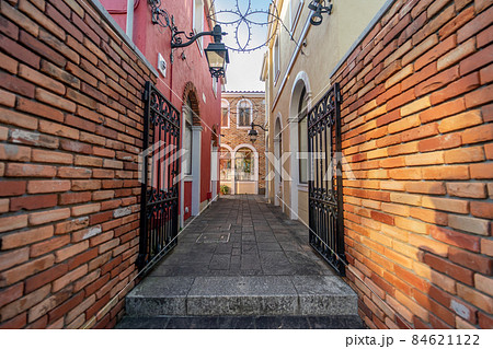 ヨーロッパのようなかわいいビルの谷間、通路、路地 84621122