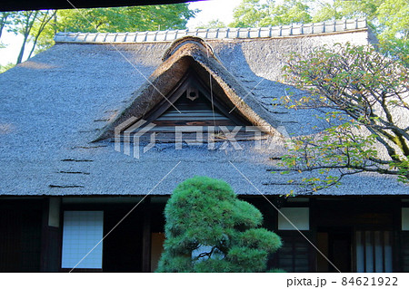 茅葺き屋根の日本家屋 84621922