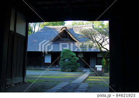茅葺き屋根の日本家屋 84621923