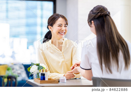 エステでカウンセリングを受ける若い女性 84622886
