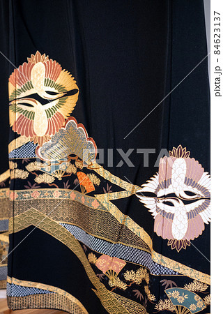 畳んでいた留袖についてしまったしわ 84623137