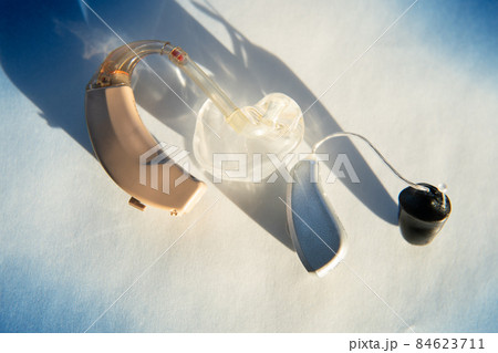 昔の補聴器と現在の補聴器 84623711