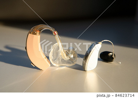 昔の補聴器と現在の補聴器 84623714