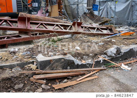 古い家の解体工事現場 84623847
