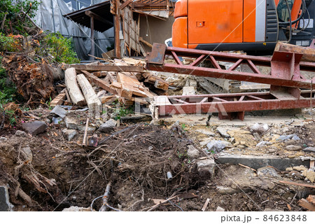 古い家の解体工事現場 84623848