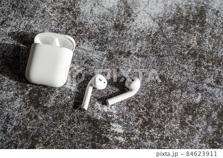 白いワイヤレスイヤホン 84623911