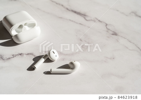 白いワイヤレスイヤホン 白いワイヤレスイヤホン 84623918