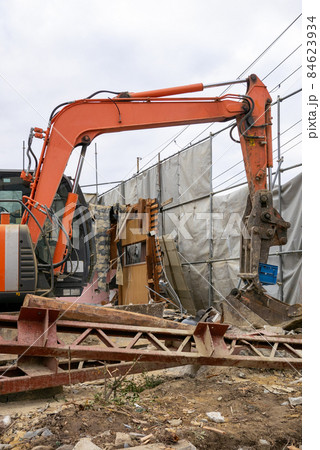 古い家の解体工事現場 84623934