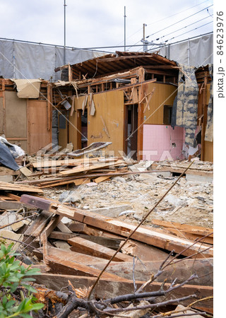 古い家の解体工事現場 84623976