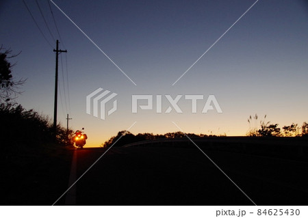 夜明け前の峠道をバイクで走る 夜明け前の峠道をバイクで走る 84625430