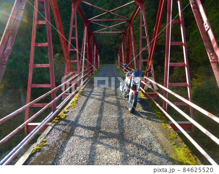 晩秋　早朝の田舎道をバイクで走る 84625520