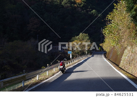 晩秋 早朝の田舎道をバイクで走る 晩秋 早朝の田舎道をバイクで走る 84625531