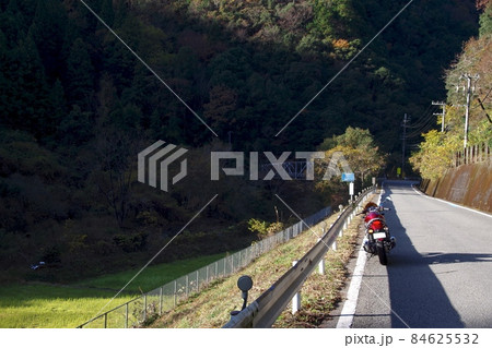 晩秋 早朝の田舎道をバイクで走る 晩秋 早朝の田舎道をバイクで走る 84625532