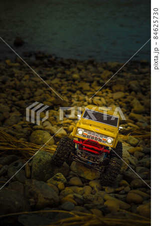 河原にて四輪駆動のラジコンで遊ぶ 河原にて四輪駆動のラジコンで遊ぶ 84625730