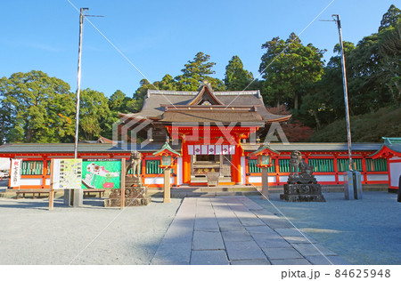 福岡県久留米市の観光スポット高良大社朱塗りの神門と拝殿 福岡県久留米市の観光スポット高良大社朱塗りの神門と拝殿 84625948