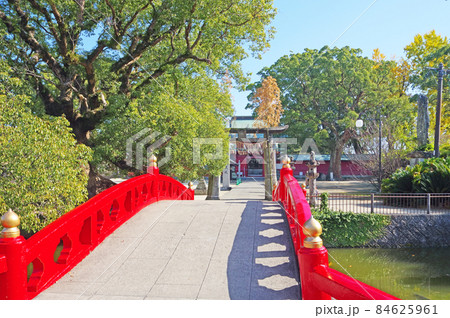 福岡県久留米市の北野天満宮楼門と朱塗りの神橋 84625961