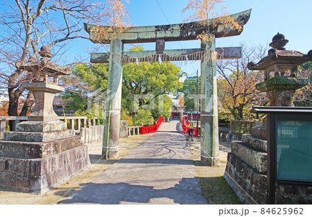 福岡県久留米市の北野天満宮鳥居と朱塗りの橋 84625962