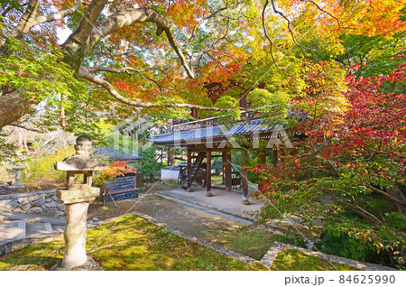人気観光スポット下関市長府の功山寺山門と紅葉の写真素材