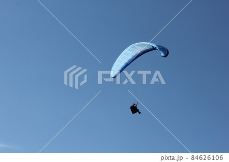 フランスのピュイ・ド・ドームから飛び立ったパラグライダーが青空を舞う フランスのピュイ・ド・ドームから飛び立ったパラグライダーが青空を舞う 84626106