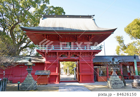 福岡県久留米市の北野天満宮朱塗りの楼門 84626150