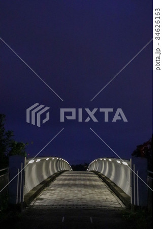 夜に明かりが灯る橋 84626163