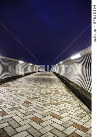 夜に明かりが灯る橋 84626164