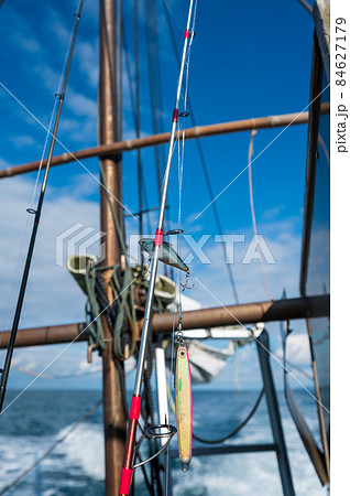 船釣りイメージ　ルアーと釣り竿 84627179