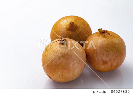 白バックの玉ねぎ 白バックの玉ねぎ 84627389