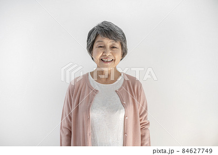 シニアの女性　カメラ目線　ポートレート 84627749
