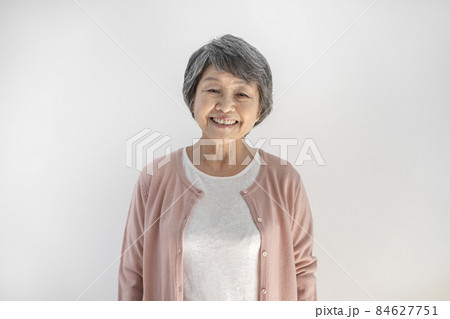 シニアの女性　カメラ目線　ポートレート 84627751
