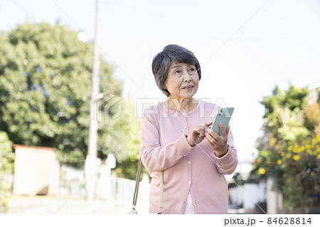 心配そうな表情のスマホを持ったシニア女性 84628814