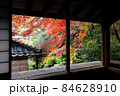 和室から見た紅葉 84628910