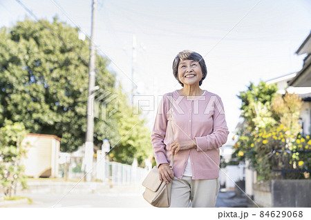 笑顔のシニア女性　　ポートレート 84629068