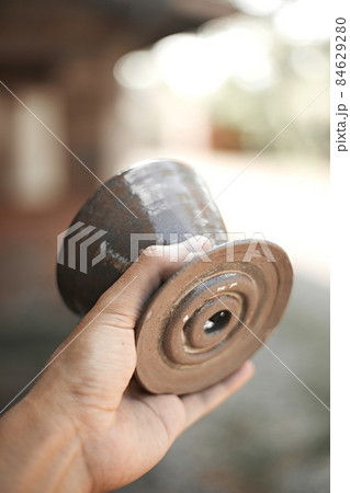 Close up hand holding dripper ceramic Close up hand holding dripper ceramic 84629280