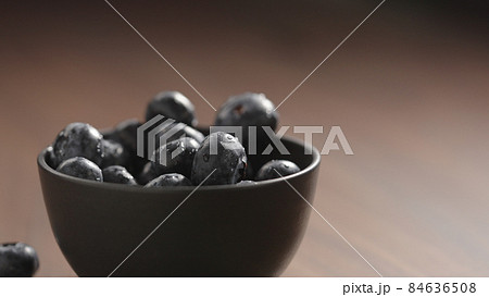 fresh washed blueberries in black bowl 84636508