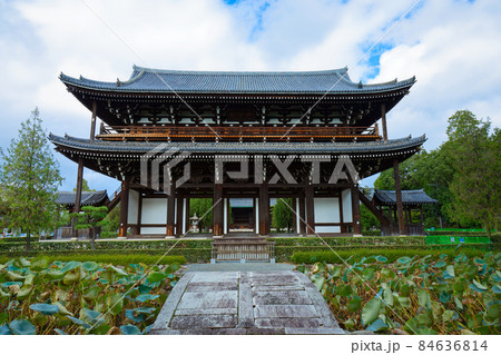東福寺 現存最古の三門 両脇に山廊と階段をつける 東福寺 現存最古の三門 両脇に山廊と階段をつける 84636814