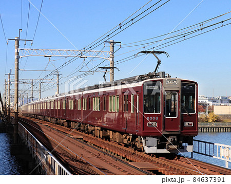 阪急 神戸線神崎川駅付近を走る8000系電車の写真素材 [84637391] - PIXTA