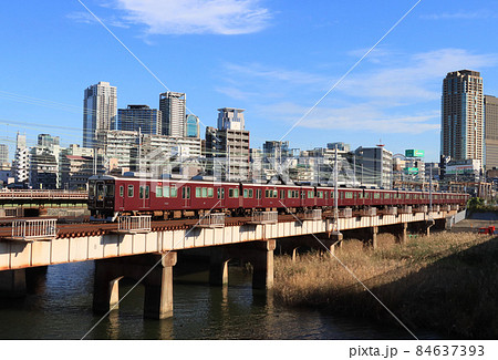 阪急　神戸線淀川橋梁を走る7000系電車 84637393
