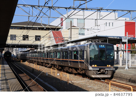 三田駅に停車する321系電車 84637795