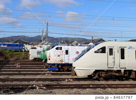 向日町の車両基地に並ぶ電車 向日町の車両基地に並ぶ電車 84637797