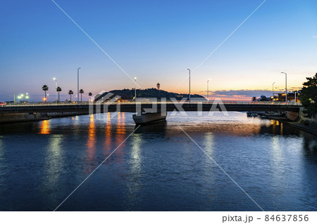 【神奈川県】美しい夕焼けが広がる江ノ島の風景 84637856